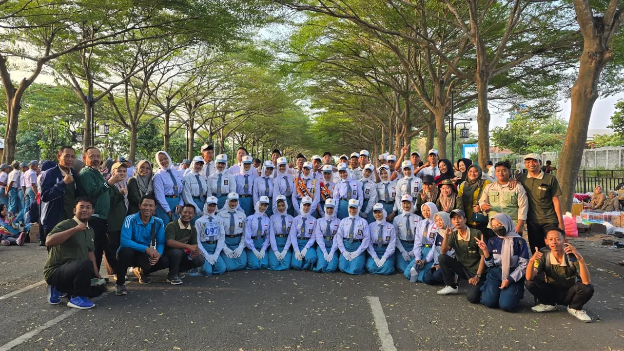 Semarak HUT Kemerdekaan RI, Siswa-Siswi SMK Negeri 1 Kras Ikuti Lomba Gerak Jalan Tingkat Kabupaten Kediri