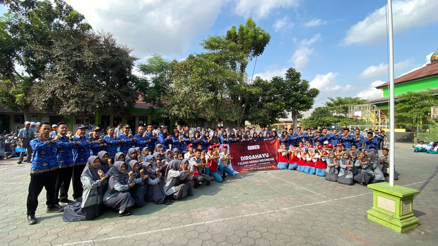 MEMPERINGATI HARI JADI KE 81 PALANG MERAH INDONESIA DI SMKN1KRAS
