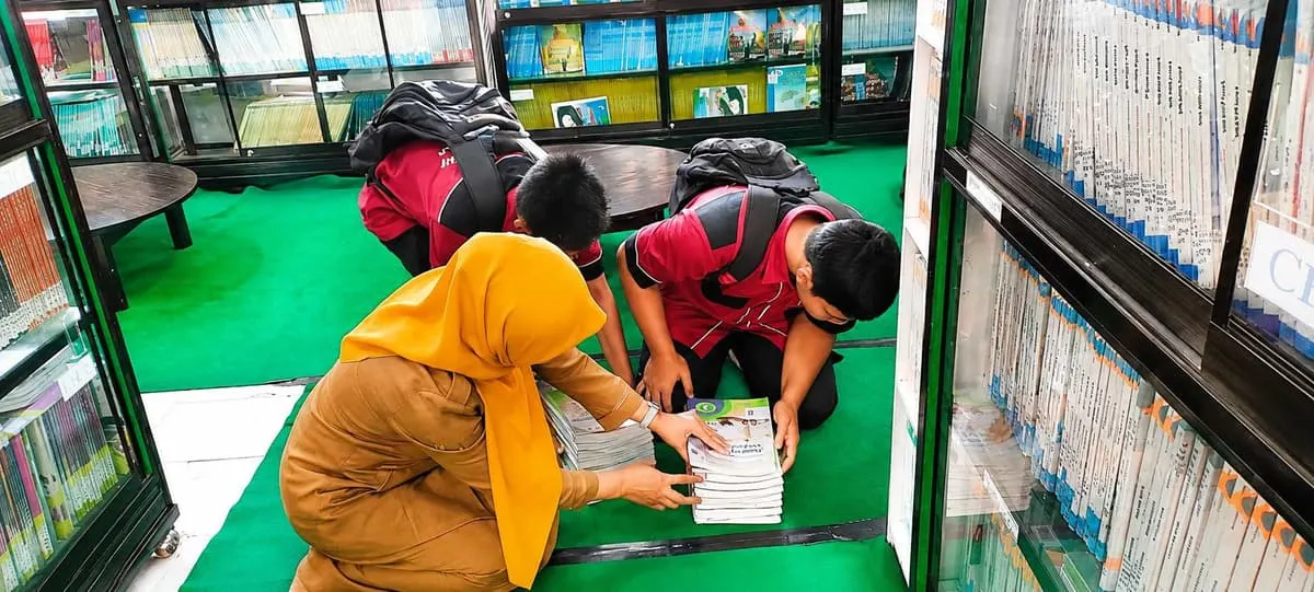 Siswa siswi belajar di perpustakaan SMKN 1 Kras