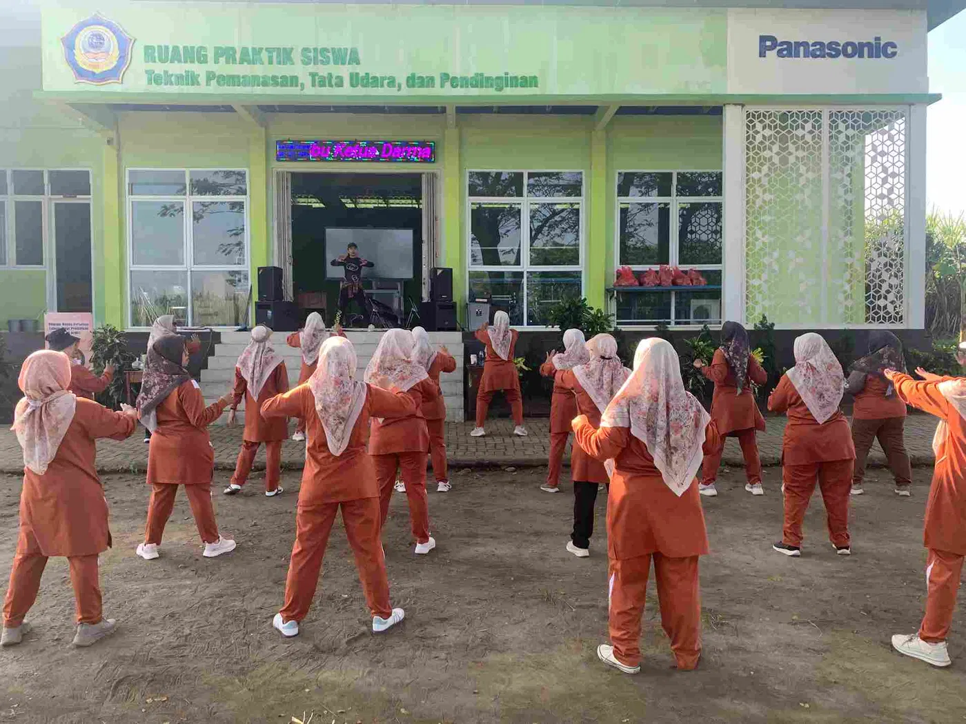 Senam Sehat Guru SMKN 1 Kras