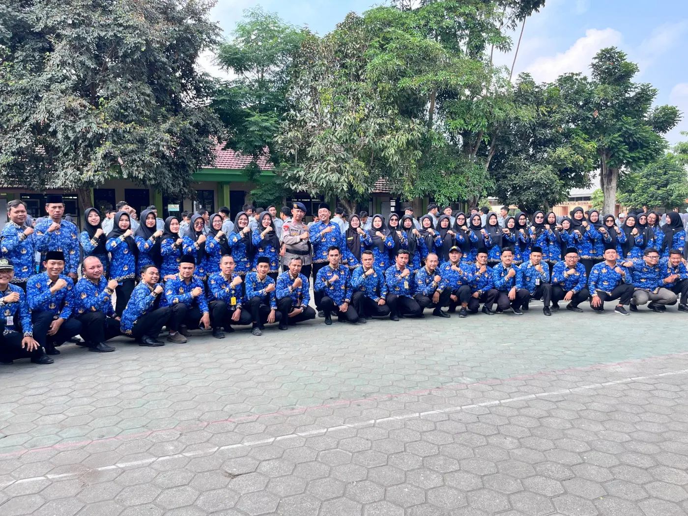 SUASANA DALAM MEMPERINGATI TGL 1 OKTOBER DI LINGUNGAN SMKN 1 KRAS TAHUN 2026