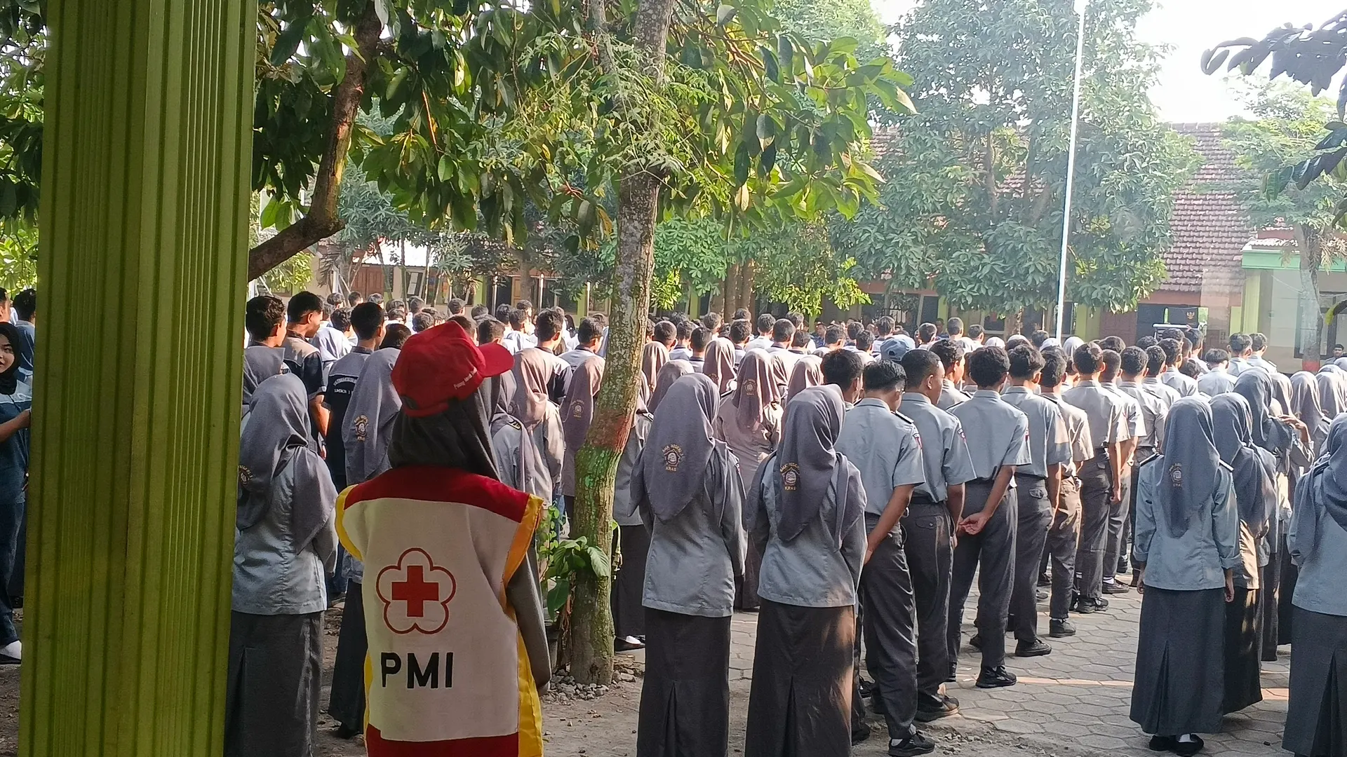 PETUGAS KESEHATAN UPACARA RUTINAN PMR WIRA SMKN 1 KRAS